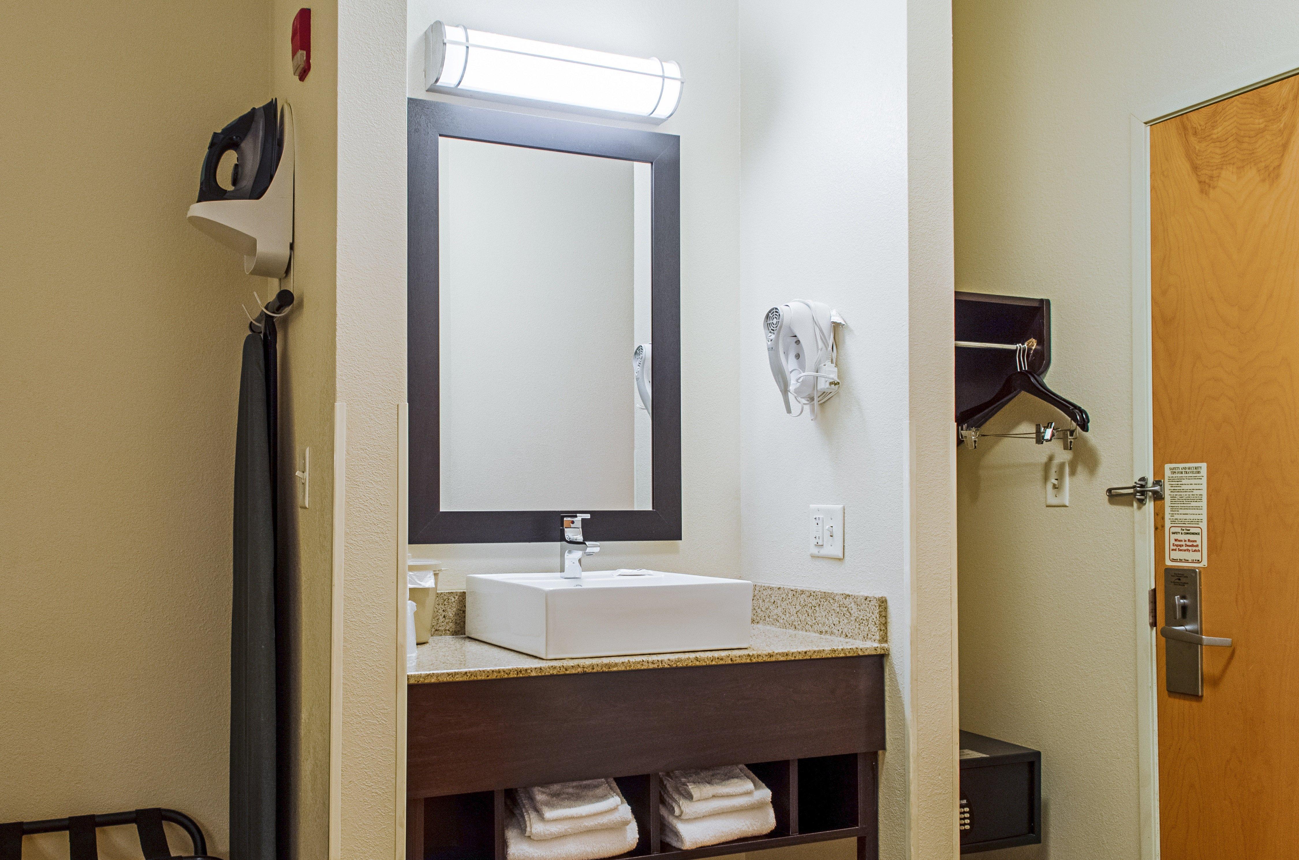 Red Roof Inn Plus+ Boston - Logan Saugus Eksteriør billede