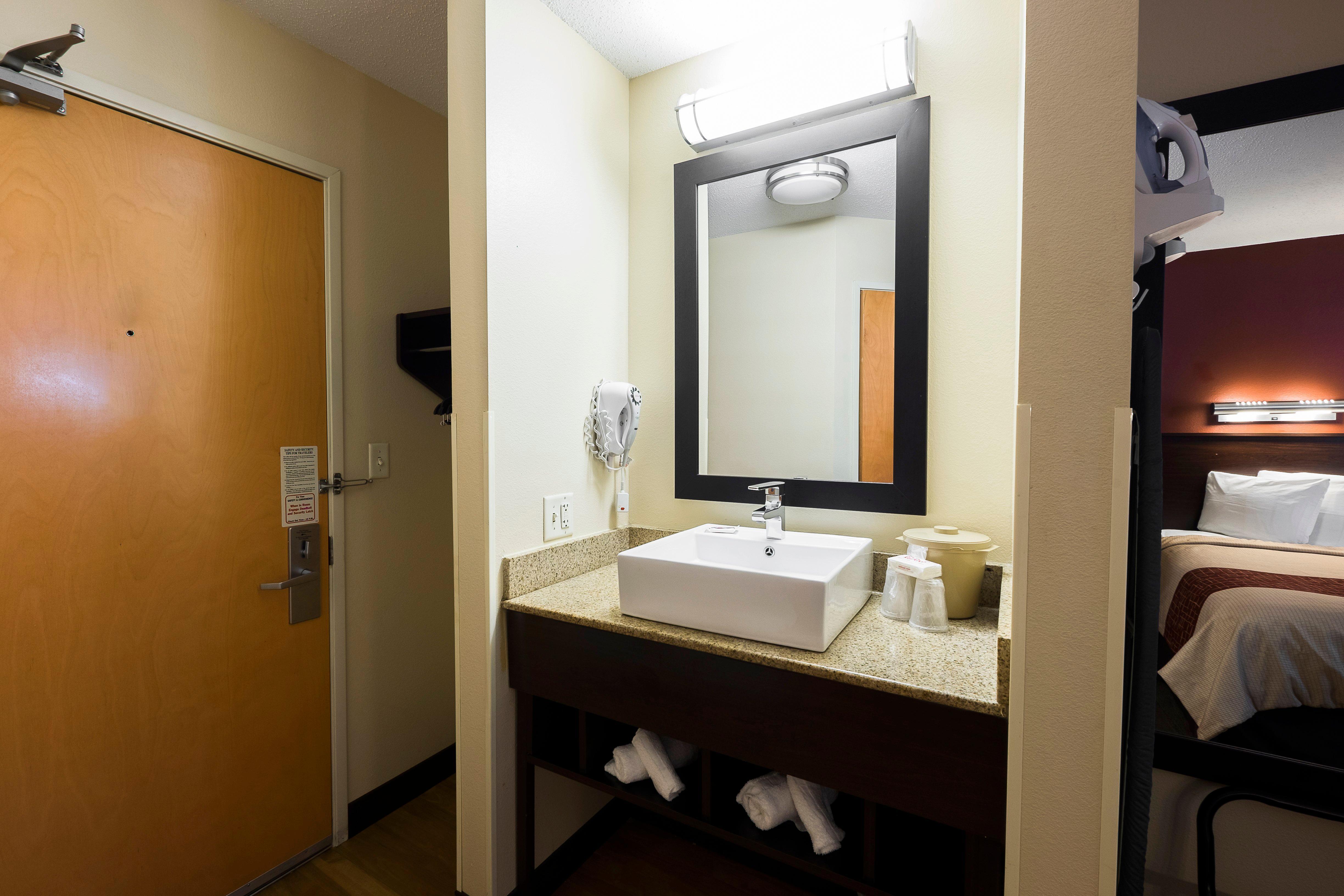 Red Roof Inn Plus+ Boston - Logan Saugus Eksteriør billede