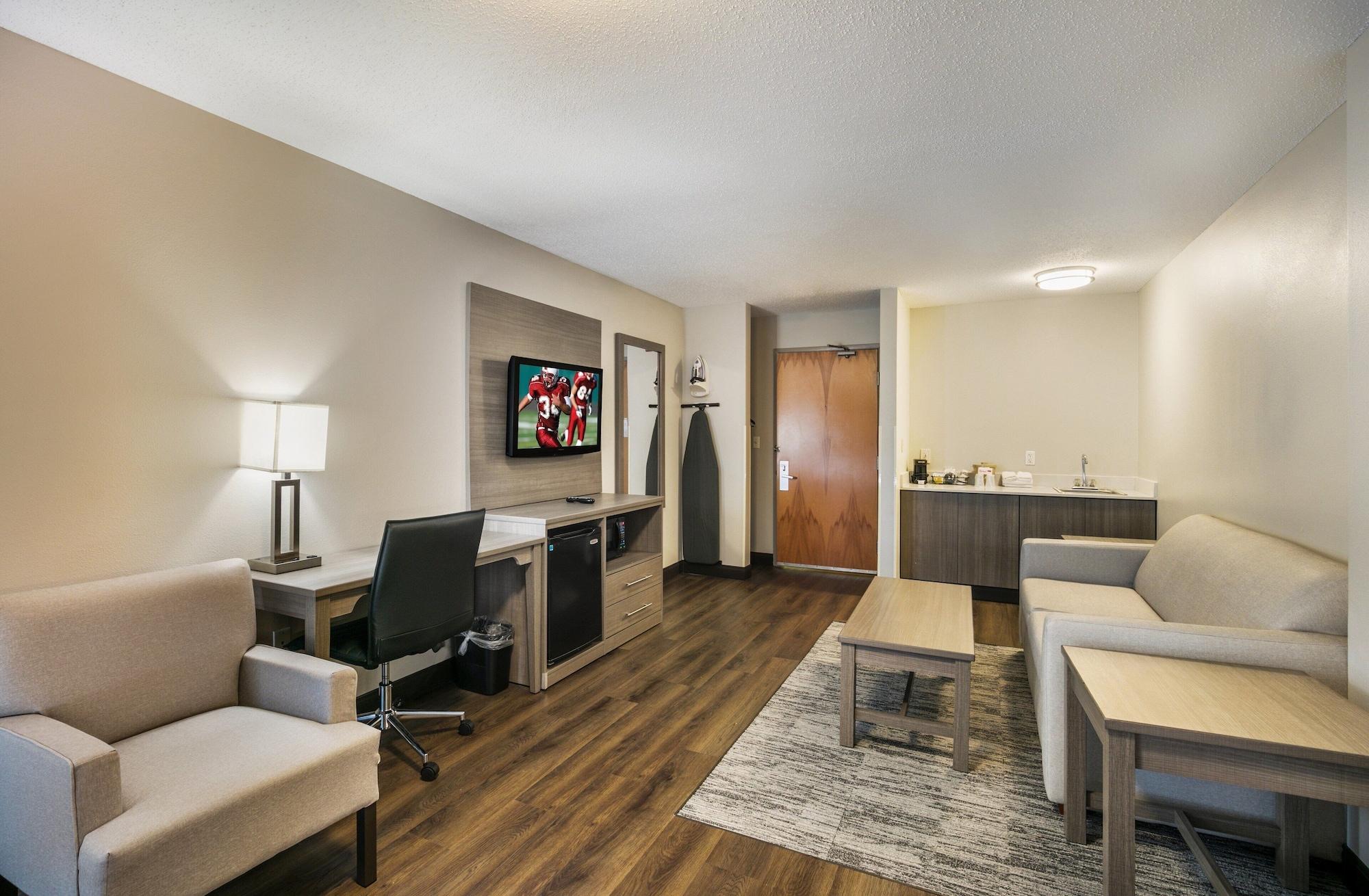 Red Roof Inn Plus+ Boston - Logan Saugus Eksteriør billede